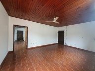 VENDO CASA EN KM 06 LADO ACARAY SOBRE ASFALTADO A 400 M
